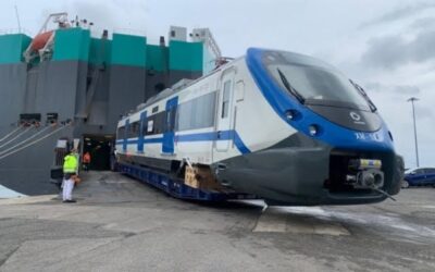 Ian Taylor agencia descarga de coches de trenes para EFE que arribaron en Puerto San Antonio