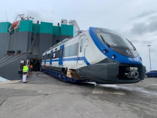 Ian Taylor agencia descarga de coches de trenes para EFE que arribaron en Puerto San Antonio